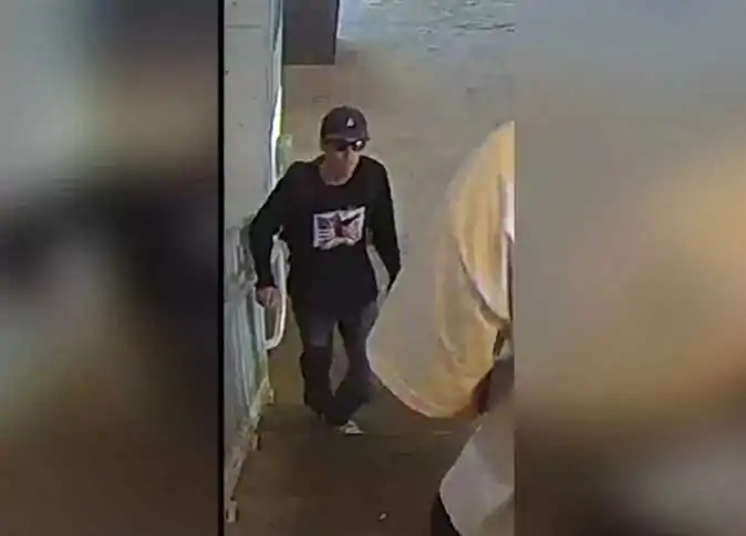 القبض على المشتبه به في اغتيال تشارلي كيرك وترامب يطالب بالإعدام 2 المشتبه به في قتل تشارلي كيرك