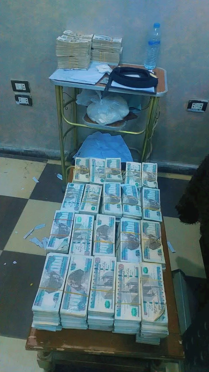 الأمن يفك لغز شوال الفلوس ومعركة السيارات واحدة من أغرب القضايا في صحراء الأقصر 2 لغز شوال الفلوس ومعركة السيارات بالأقصر