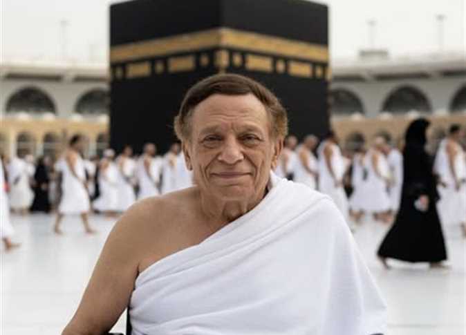 عادل إمام يثير ضجة عقب ظهوره على كرسي متحرك للعمرة وهل هي حقيقية أم ذكاء اصطناعي 4 عادل إمام يثير ضجة