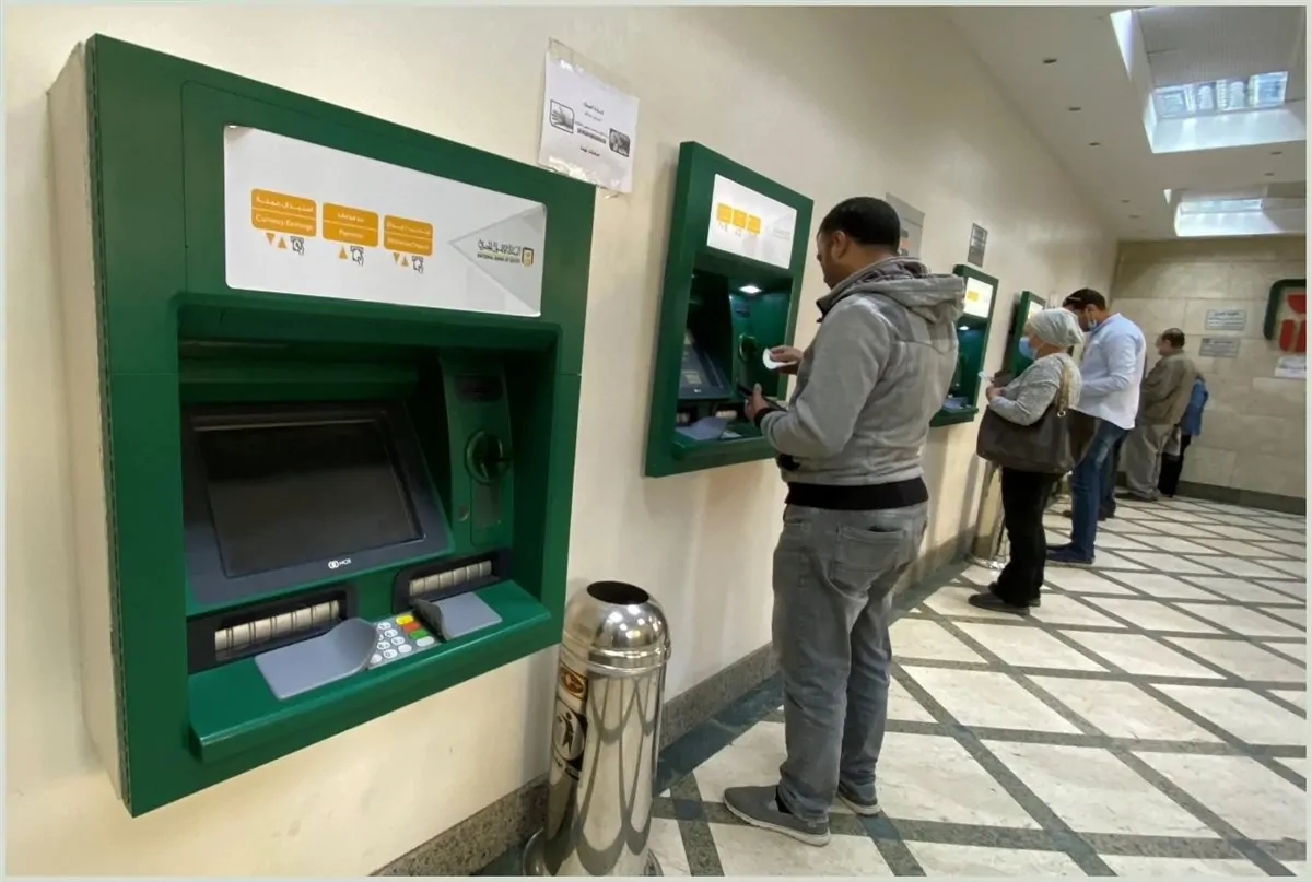 البنوك تكشف عن 6 خطوات لاستعادة بطاقات الفيزا بعد سحبها في ماكينة الATM 3 ماكينات ATM - خطوات لاستعادة بطاقات الفيزا بعد سحبها