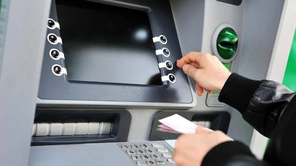 حدود السحب اليومي في البنوك وماكينات ATM وإنستاباي بعد قرار البنك المركزي بخفض أسعار الفائدة 2 حدود السحب اليومي في البنوك وماكينات