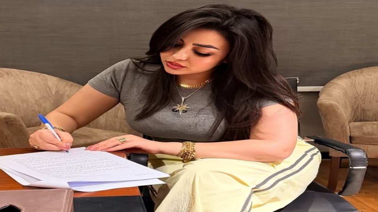 كشف تفاصيل مثيرة بشأن أزمة فيديوهات رحمة محسن ومحاميان يقدمان بلاغ ضد الفنانة وطليقها 4 رحمة محسن سلطانة الأفراح