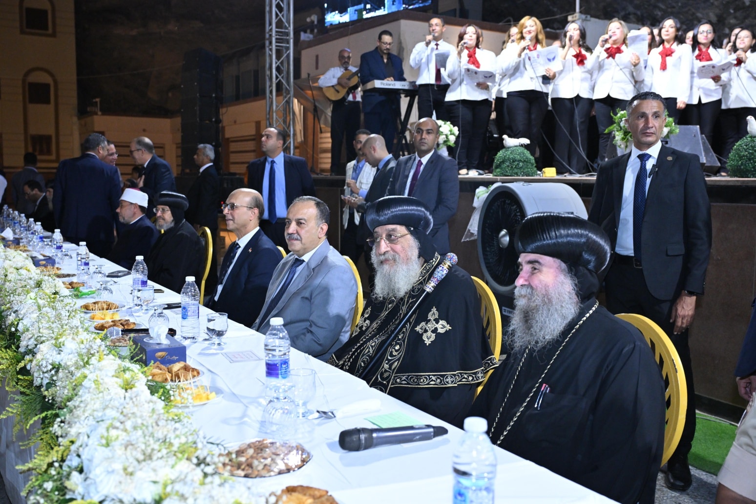 البابا تواضروس عن الجهود الكبيرة التي يبذلها الرئيس السيسي محبته كبيرة ونظرته واحدة لكل المصريين 3 البابا تواضروس خلال حفل الاستقبال