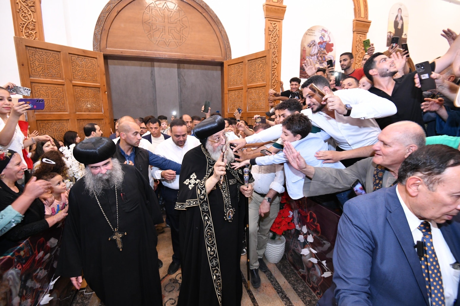 بالصور البابا تواضروس خلال جولته في ساحل سليم والبداري يهنئ الرئيس والقوات المسلحة بنصر أكتوبر ويشكر أمن أسيوط 2 البابا تواضروس خلال جولته