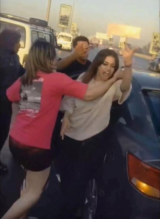 بالصور تفاصيل القبض على شابين وفتاتين بسبب فعل مشين على على الطريق العام وهذه عقوبتهم طبقا للقانون 3 القبض على شابين وفتاتين