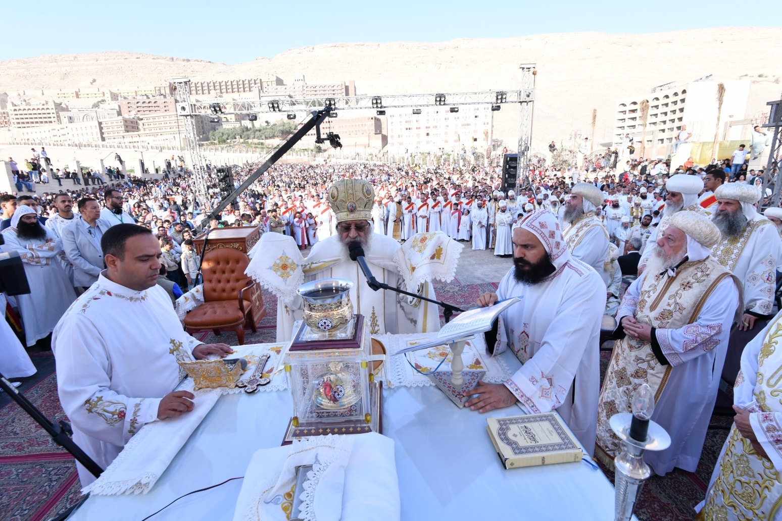 بالصور البابا تواضروس الثاني يصلي القداس الإلهي وسط مشاركة شعبية غير مسبوقة في كاتدرائية سفينة النجاة بدرنكة 3 البابا تواضروس الثاني يصلي القداس الإلهي