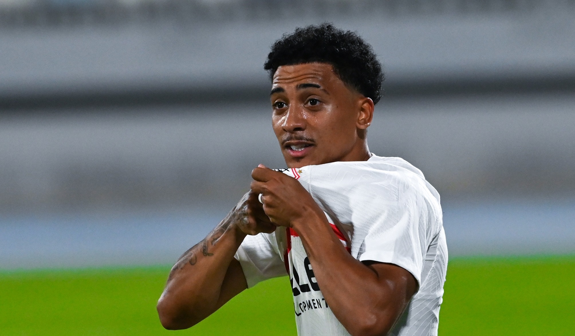 إنفراجة داخل الزمالك بشأن مستحقات اللاعبي الأجانب والمصريين 4 خوان الفينا لاعب الزمالك