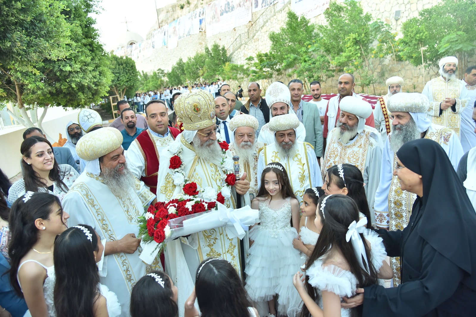بالصور البابا تواضروس الثاني من تدشين كنيسة مارمرقس الرسول بدير السيدة العذراء والأمير تادرس بمنفلوط ما هي الكنيسة بالنسبه لنا 2 البابا تواضروس الثاني