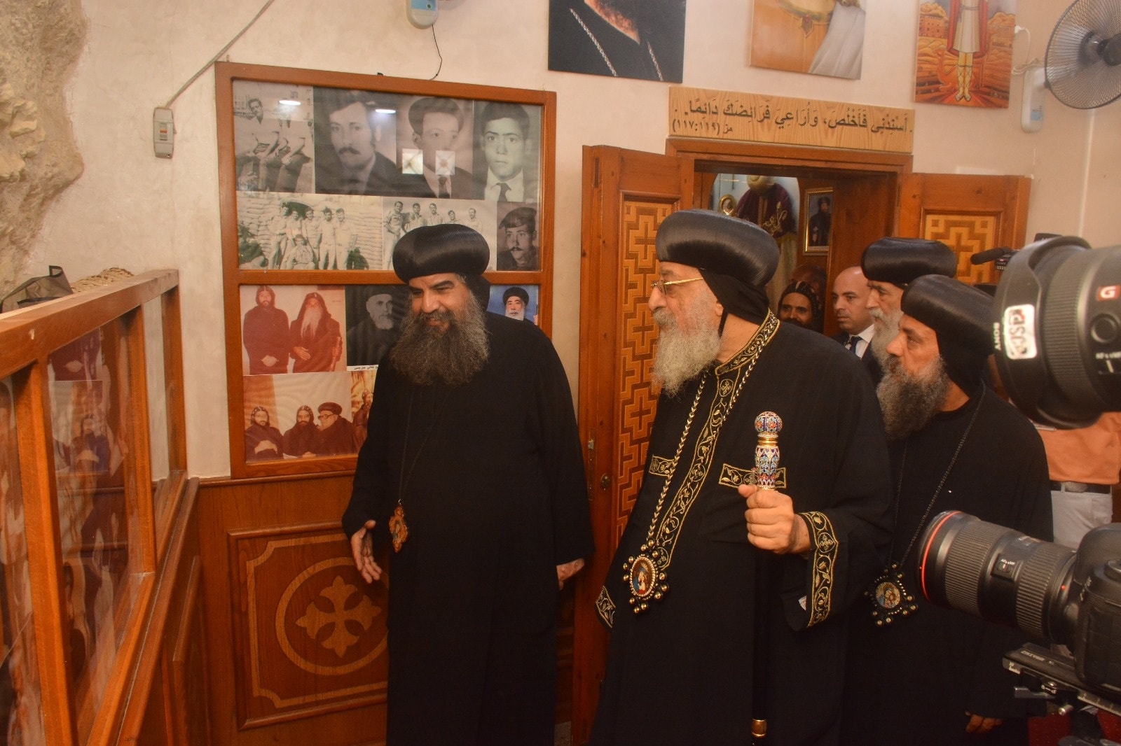 بالصور زيارة البابا تواضروس الثاني لدير مارمينا المعلق بجبل أبنوب ويجري جولة موسعة ويلتقي مجمع الرهبان 4 زيارة البابا تواضروس الثاني لدير مارمينا المعلق