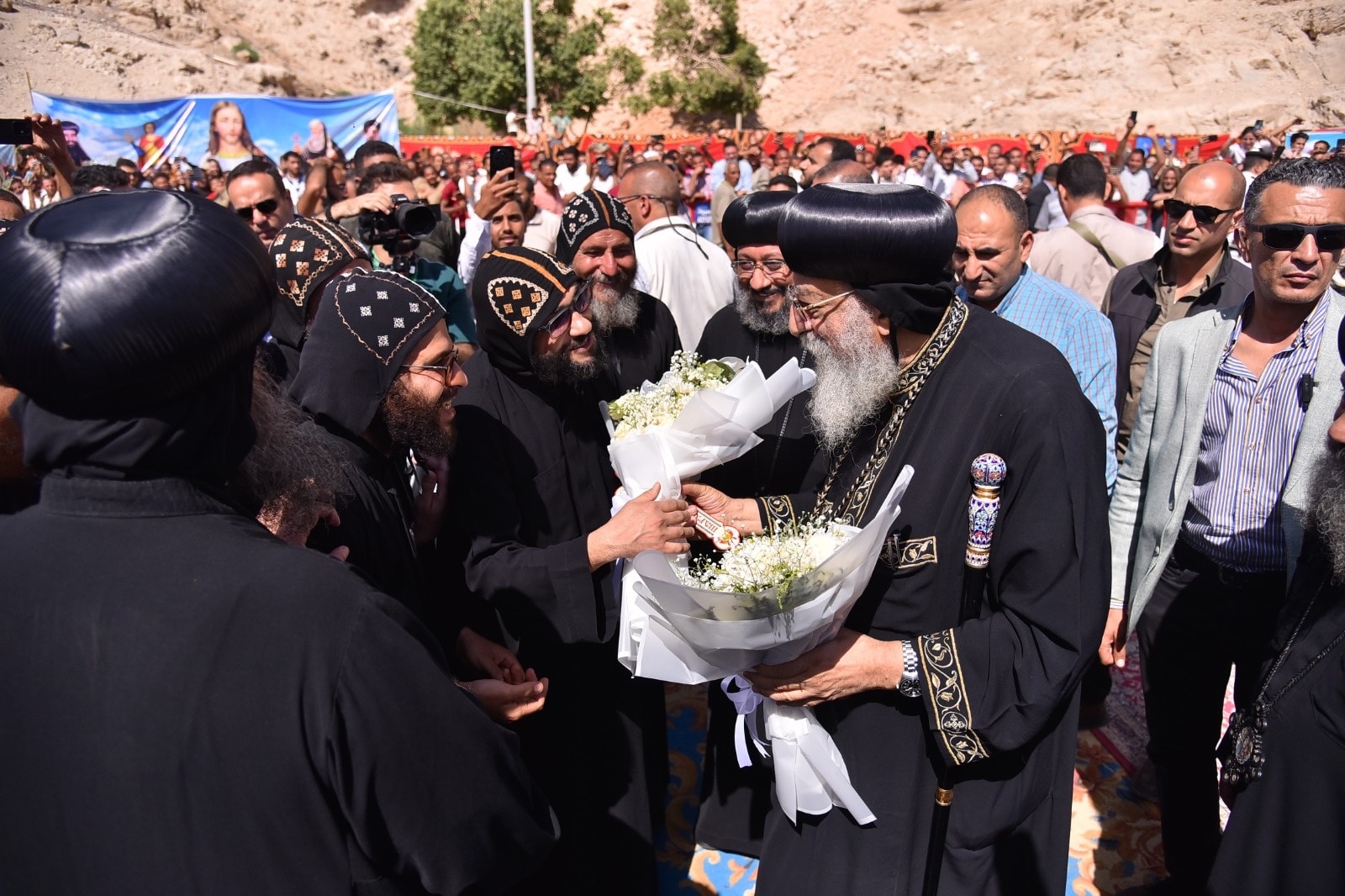 بالصور زيارة البابا تواضروس الثاني لدير مارمينا المعلق بجبل أبنوب ويجري جولة موسعة ويلتقي مجمع الرهبان 3 زيارة البابا تواضروس الثاني لدير مارمينا المعلق