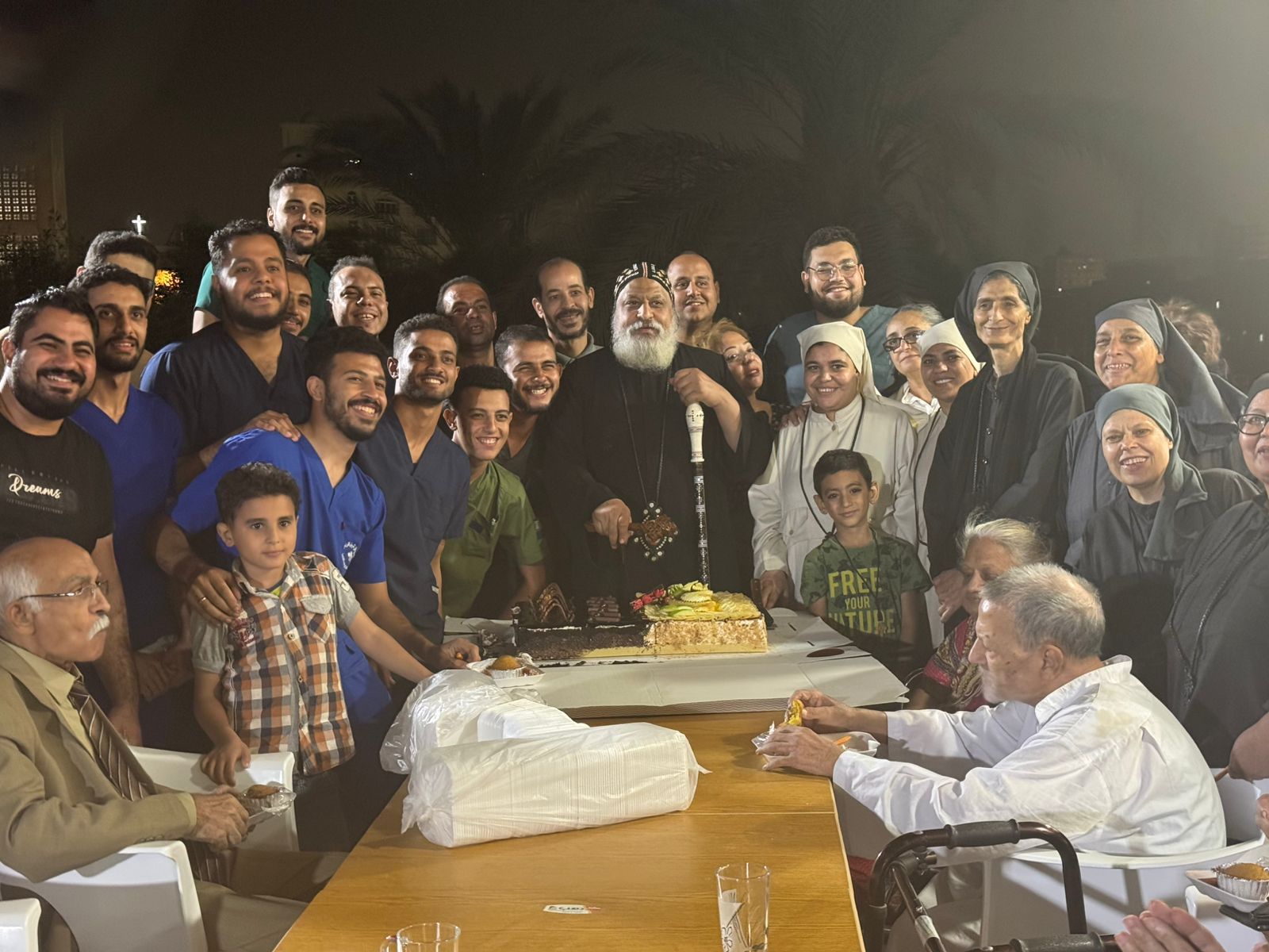 بالصور تفاصيل زيارة الأنبا ميخائيل أسقف إيبارشية حلوان لدار المسنين بمستشفى برسوم بالمعصرة 2 زيارة الأنبا ميخائيل لدار المسنين