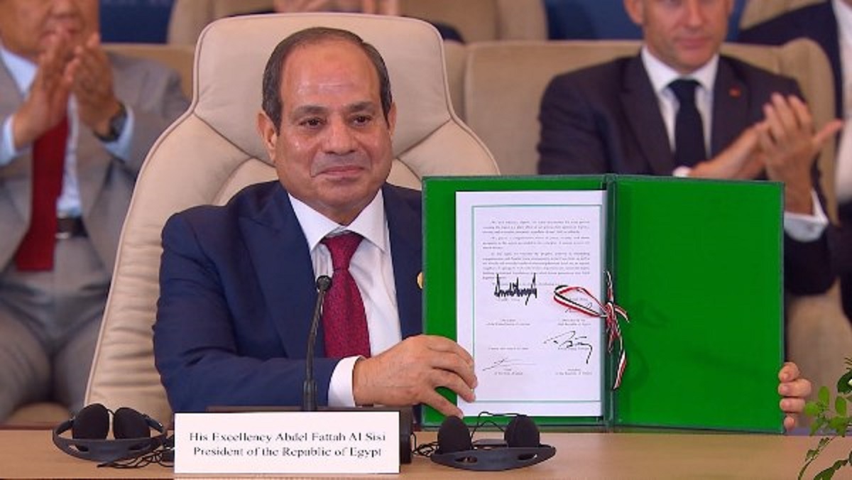 الرئيس السيسي يوضح أبرز التحديات التي تواجه القارة الإفريقية 4 توقيع الرئيس السيسي على وثيقة إعلان ترامب من أجل السلام