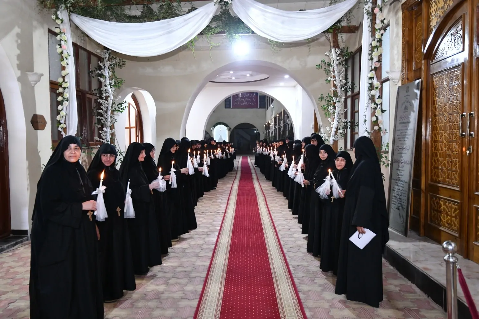 بالصور البابا تواضروس الثاني يزور دير العذراء والملاك للراهبات بصنبو التابع لإيبارشية ديروط 4 استقبال البابا تواضروس الثاني بالورود والشموع