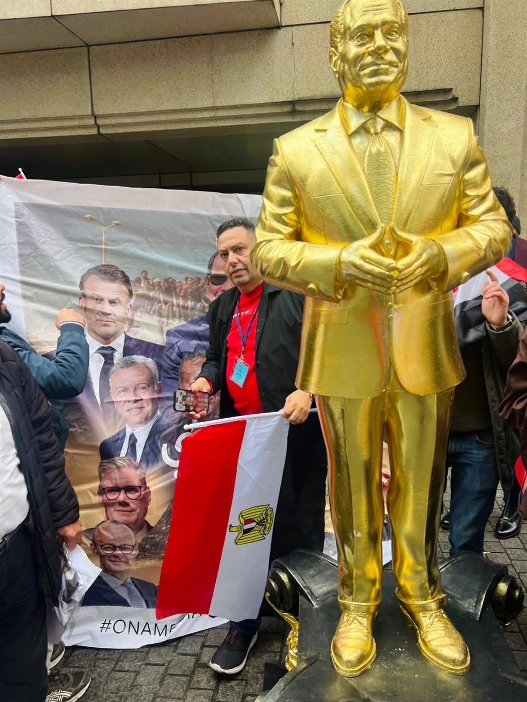 بالصور تمثال ذهبي لـ الرئيس السيسي في بروكسل خلال القمة المصري الأوروبية الجالية المصرية بأوروبا تكرّم بطل السلام 3 تمثال ذهبي لـ الرئيس السيسي