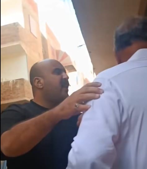 بالصور تفاصيل واقعة صفع رجل مسن تثير غضب السوشيال ميديا والقبض على المتهم مالك المنزل 4 صفع رجل مسن