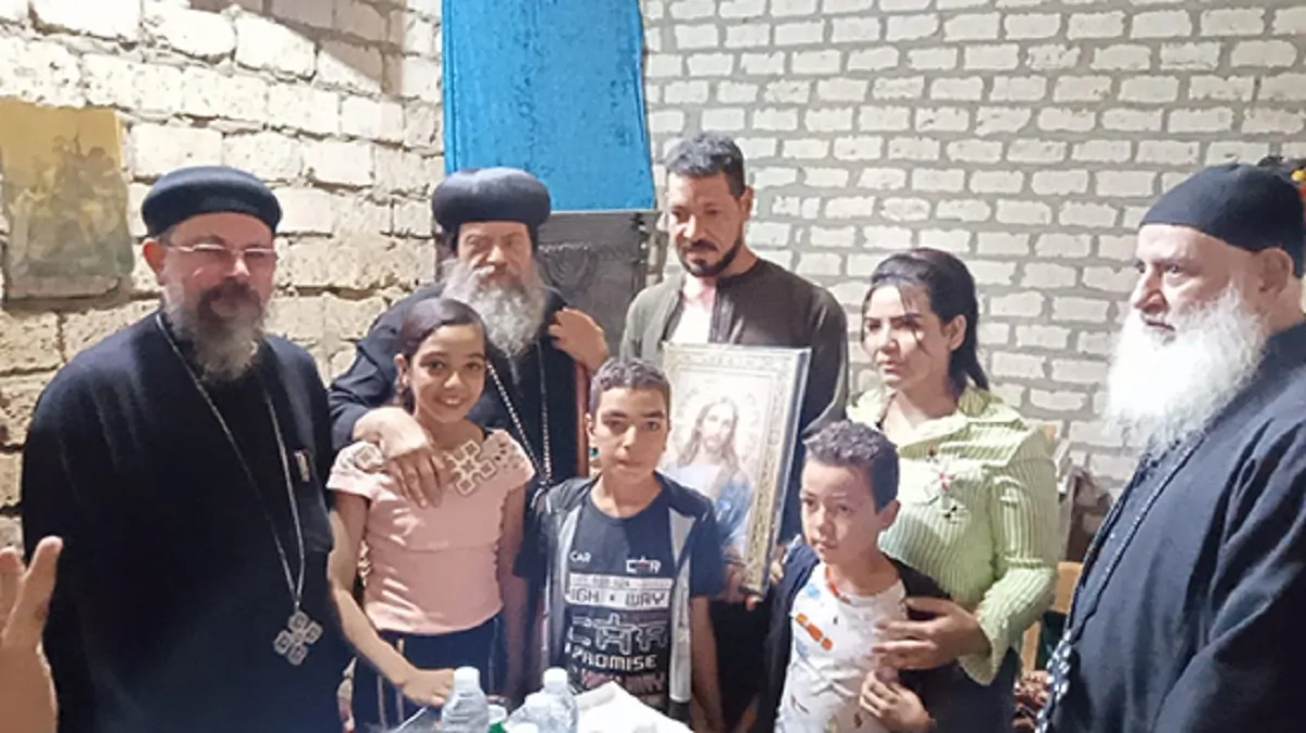 بالصور الأنبا ثاؤفيلس يكرم ميخائيل عياد على موقفه الشجاع والإنساني في إنقاذ أطفال من الغرق 3 الأنبا ثاؤفيلس يكرم ميخائيل عياد على موقفه الشجاع