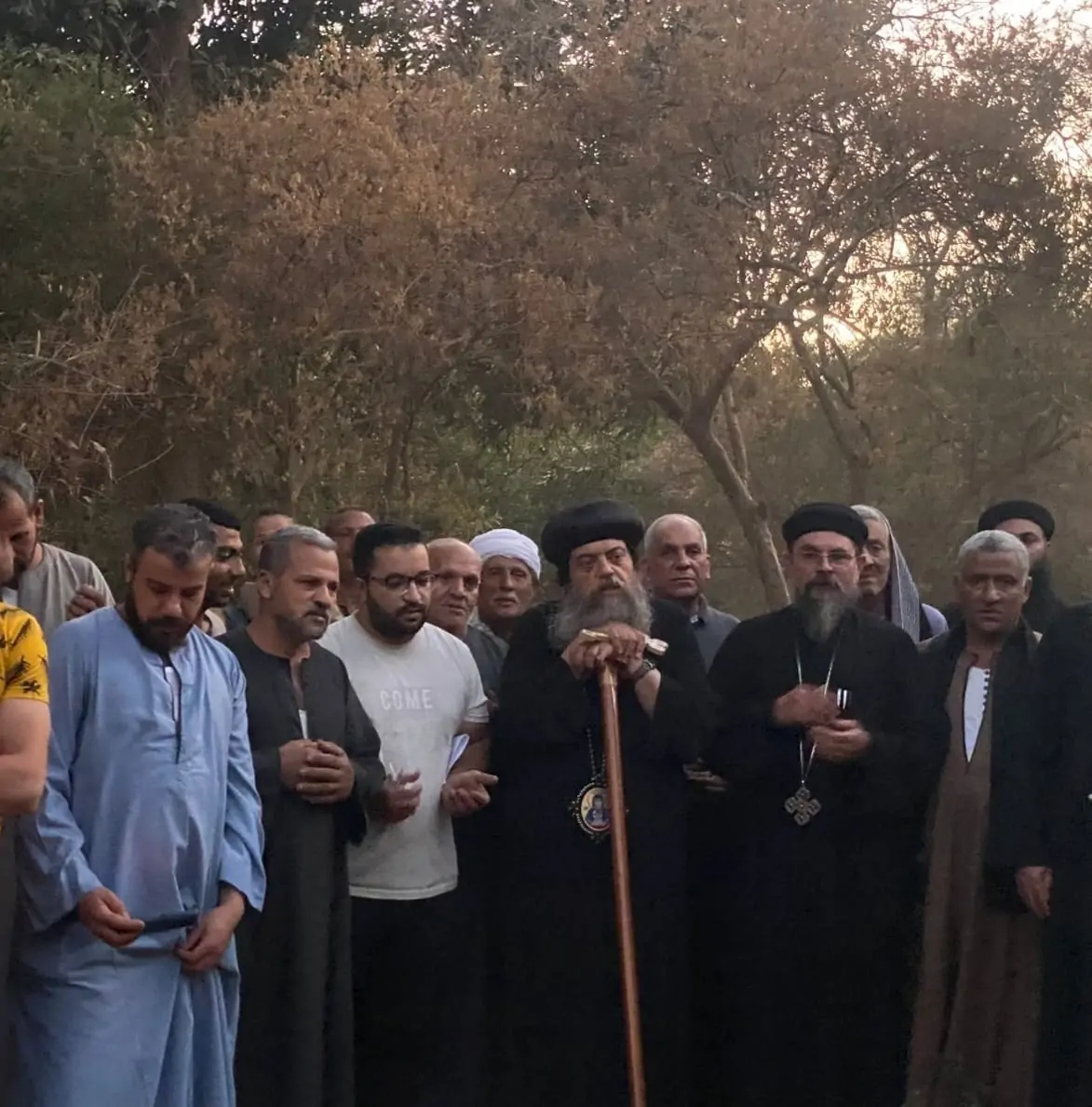 بالصور الأنبا ثاؤفيلس يكرم ميخائيل عياد على موقفه الشجاع والإنساني في إنقاذ أطفال من الغرق 2 الأنبا ثاؤفيلس يكرم ميخائيل عياد