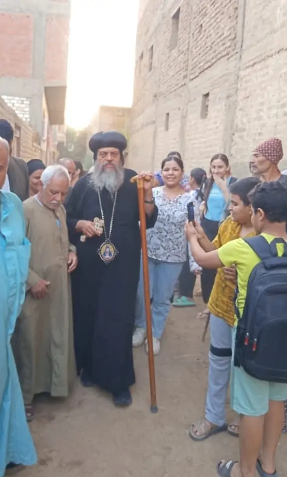 بالصور الأنبا ثاؤفيلس يكرم ميخائيل عياد على موقفه الشجاع والإنساني في إنقاذ أطفال من الغرق 4 الأنبا ثاؤفيلس يكرم ميخائيل عياد