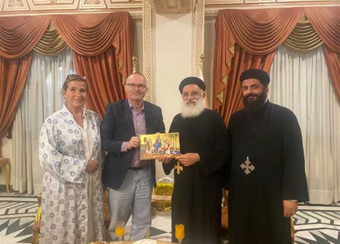 بالصور سفير التشيك يزور الكنيسة المرقسية بالإسكندرية إعجاب بتاريخها وتقدير لحفاوة الاستقبال 4 هدية رمزية لسفير التشيك