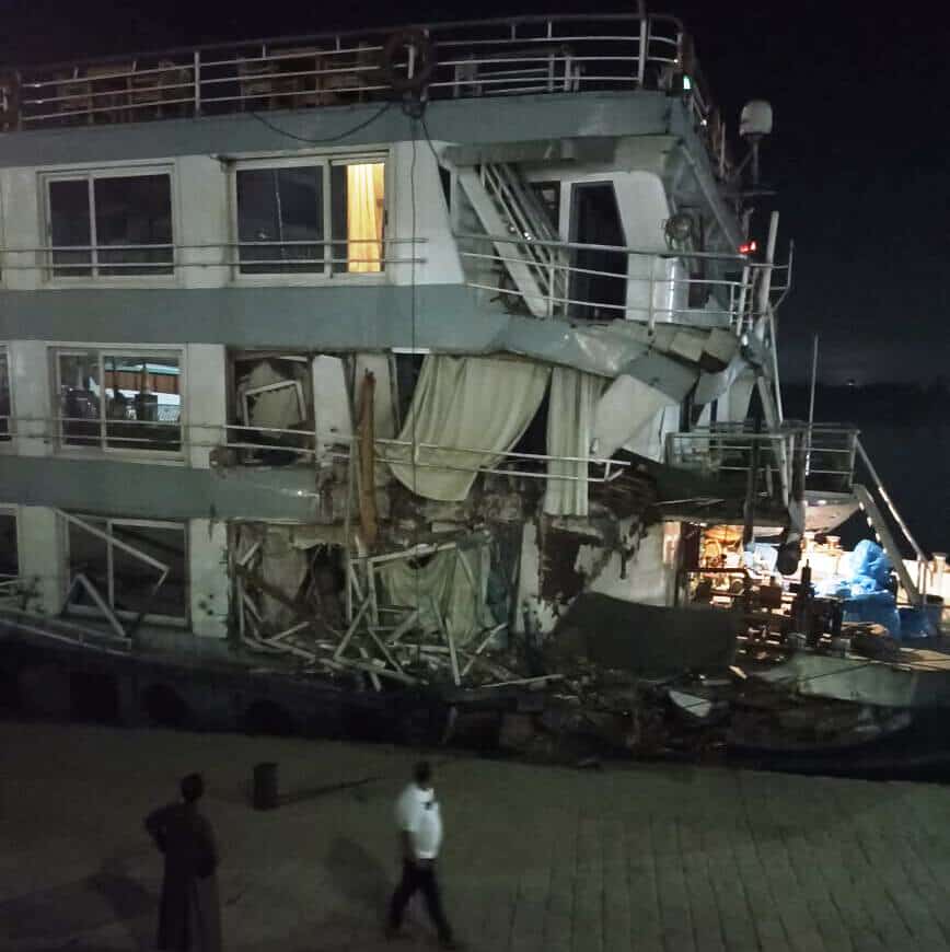 اصطدام باخرة بـ كوبري في أسوان وحدوث تلفيات ونقل عدد من السياح 3 حادث باخرة