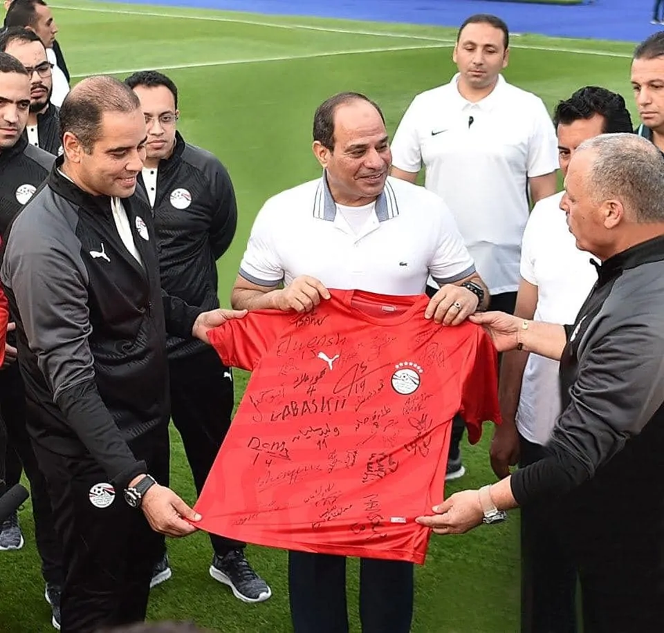 الرئيس السيسي يهنئ منتخب مصر بالتأهل إلى كأس العالم 2026 أدخلتم الفرحة في قلوب المصريين 3 الرئيس ومنتخب مضر