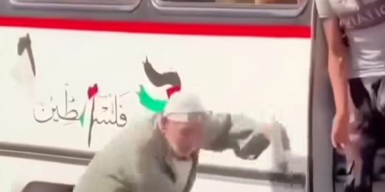 إخلاء سبيل سائق وكمسري في واقعة سقوط المسن عم فوزي بالمنصورة 3 اتهامات لـ السائق والكمسري