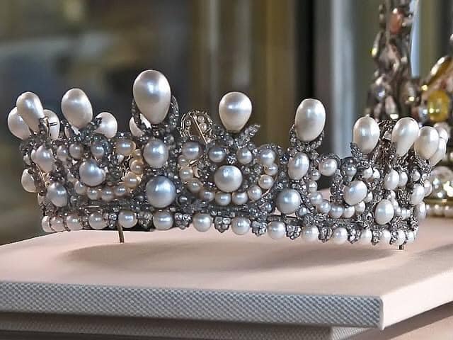 عمره 170 سنة معلومات عن تاج الإمبراطورة أوجيني بعد سرقته من متحف اللوفر 3 تاج أوجيني