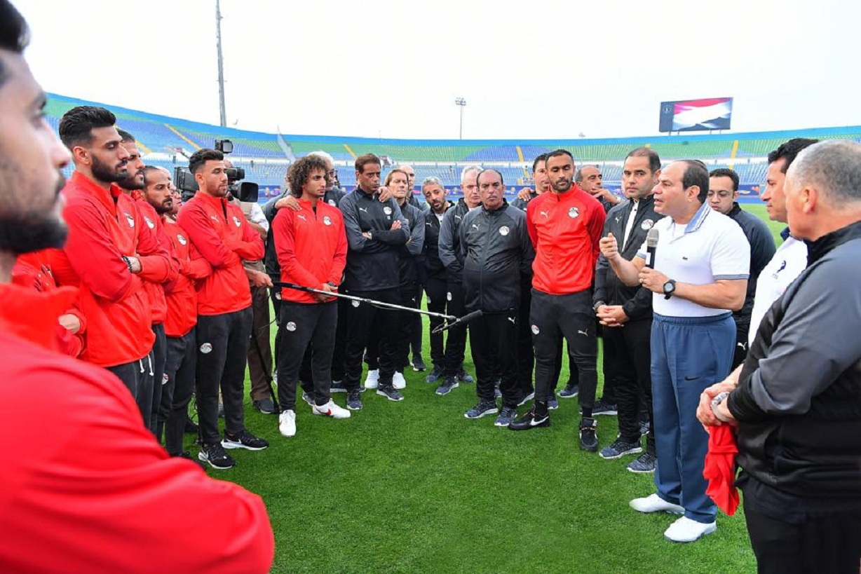 الرئيس السيسي يهنئ منتخب مصر بالتأهل إلى كأس العالم 2026 أدخلتم الفرحة في قلوب المصريين 2 السيسي ومنتخب مصر