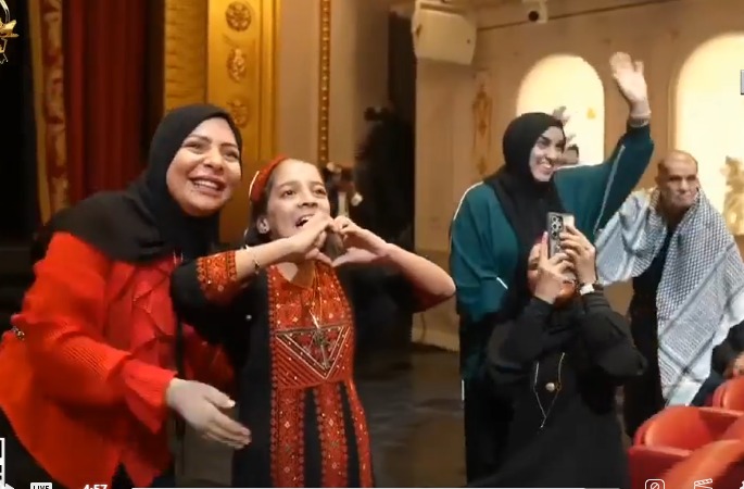 في لفتة إنسانية مؤثرة الرئيس السيسي يحقق حلم الطفلة ريتاج خلال احتفالية مصر وطن السلام 2 الرئيس السيسي والطفلة ريتاج