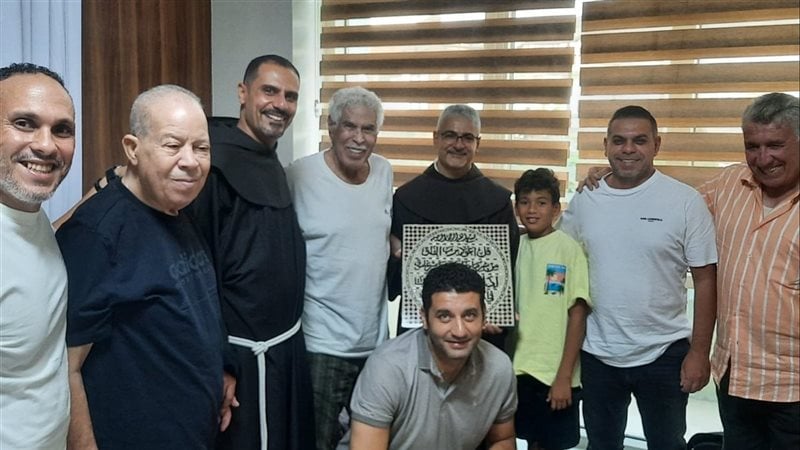 الأب بطرس دانيال والأب فيليب فرج الله يزوران الكابتن حسن شحاتة في المستشفى 3 بطرس دانيال يزور حسن شحاتة