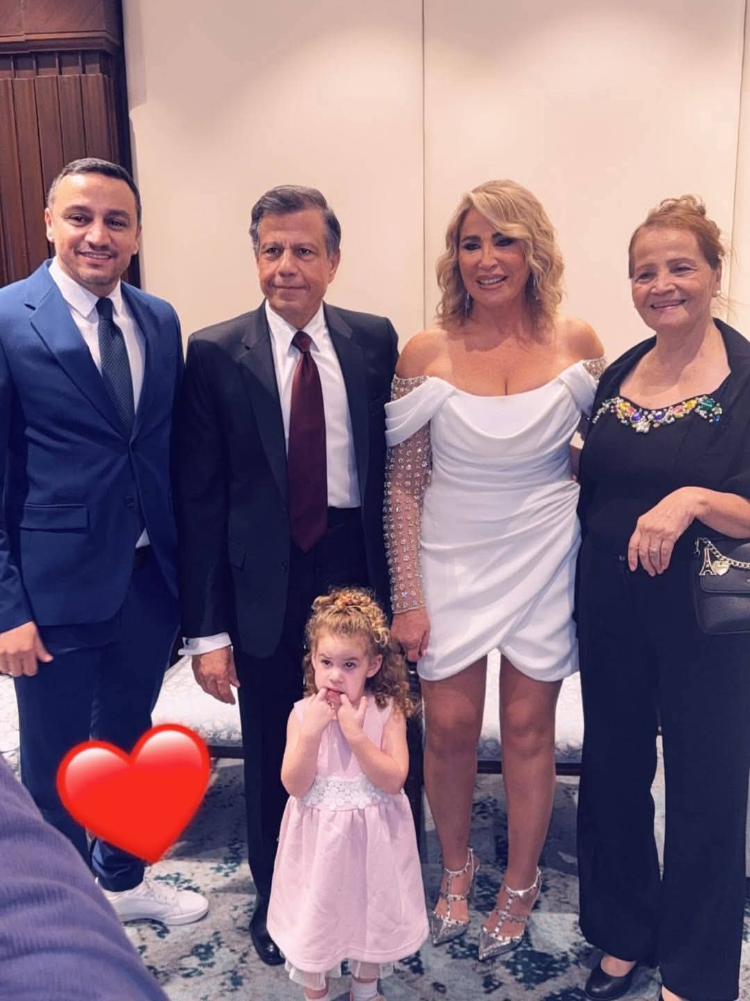 3 أجيال بصورة واحدة المخرجة إيناس الدغيدي بحفل زواجها مع ابنتها وحفيدتها 5 إيناس الدغيدي بحفل زواجها