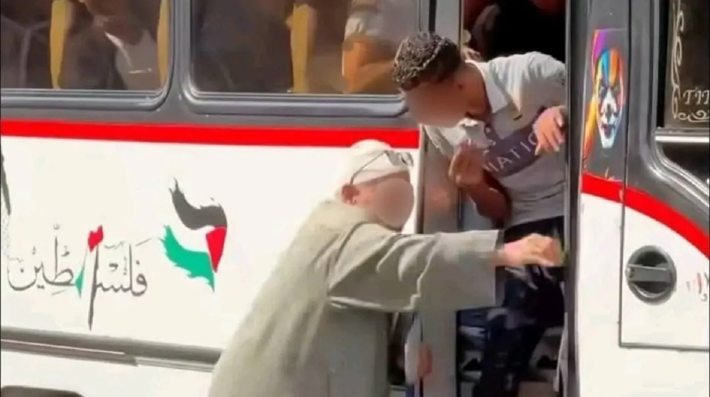 مشهد صادم سقوط مسن بعد منعه من ركوب أتوبيس يثير غضبًا واسعًا وتحرك عاجل من الداخلية 5 سقوط مسن
