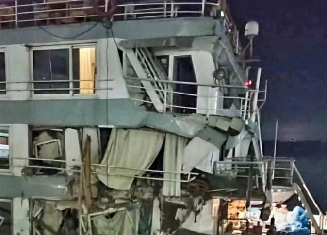 اصطدام باخرة بـ كوبري في أسوان وحدوث تلفيات ونقل عدد من السياح 2 تصادم باخرة
