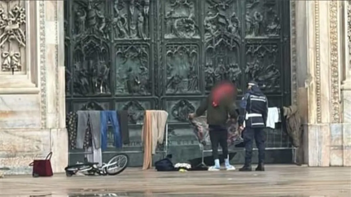 حادث غريب في ميلانو شاب مصري ينشر ملابسه أمام كاتدرائية الدومو ويثير جدلًا سياسيًا واسعًا 4 كاتدرائية الدومو