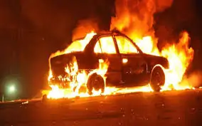 النيران تلتهم 15 مليون جنيه تفاصيل حريق سيارة تاجر ذهب وسط الطريق 3 إطفاء النيران