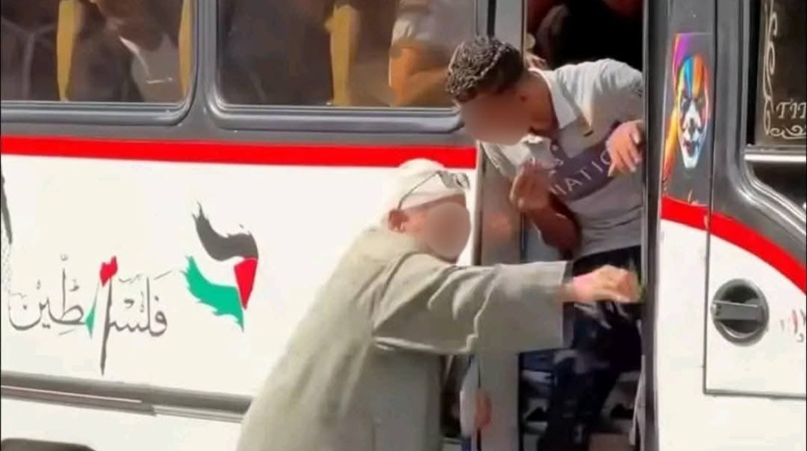 مشهد صادم سقوط مسن بعد منعه من ركوب أتوبيس يثير غضبًا واسعًا وتحرك عاجل من الداخلية 2 سقوط مسن