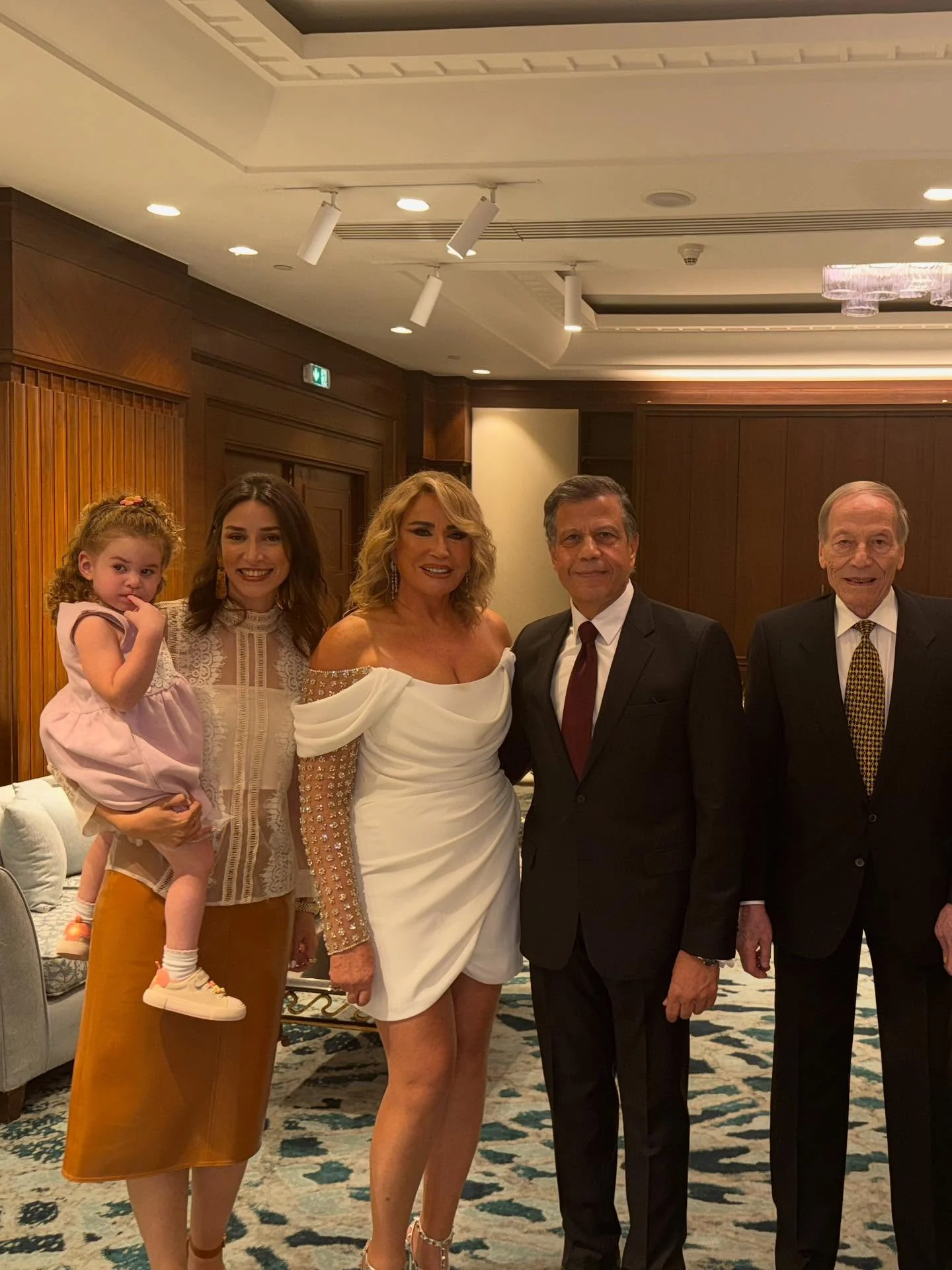 3 أجيال بصورة واحدة المخرجة إيناس الدغيدي بحفل زواجها مع ابنتها وحفيدتها 3 إيناس الدغيدي بحفل زواجها