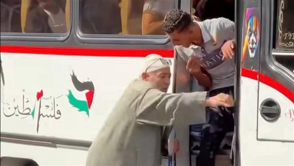 الداخلية تنشر صورة المتهمين بإسقاط عم فوزي المسن من الاتوبيس عقب تحديد هويتهم 3 المتهمين بإسقاط عم فوزي المسن من الاتوبيس