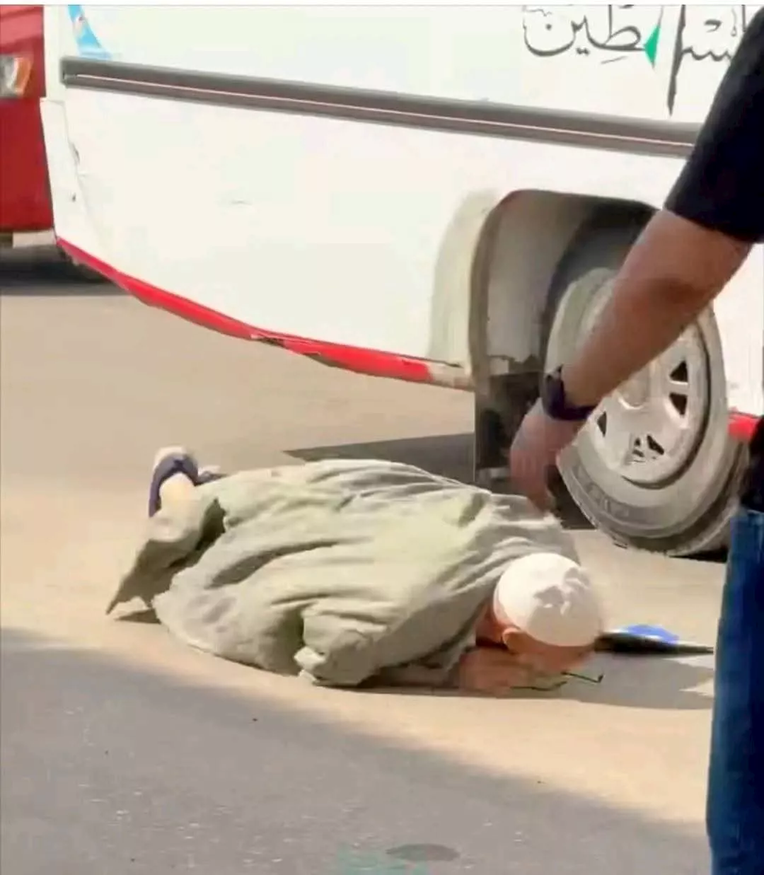 الداخلية تنشر صورة المتهمين بإسقاط عم فوزي المسن من الاتوبيس عقب تحديد هويتهم 4 المتهمين بإسقاط عم فوزي المسن من الاتوبيس