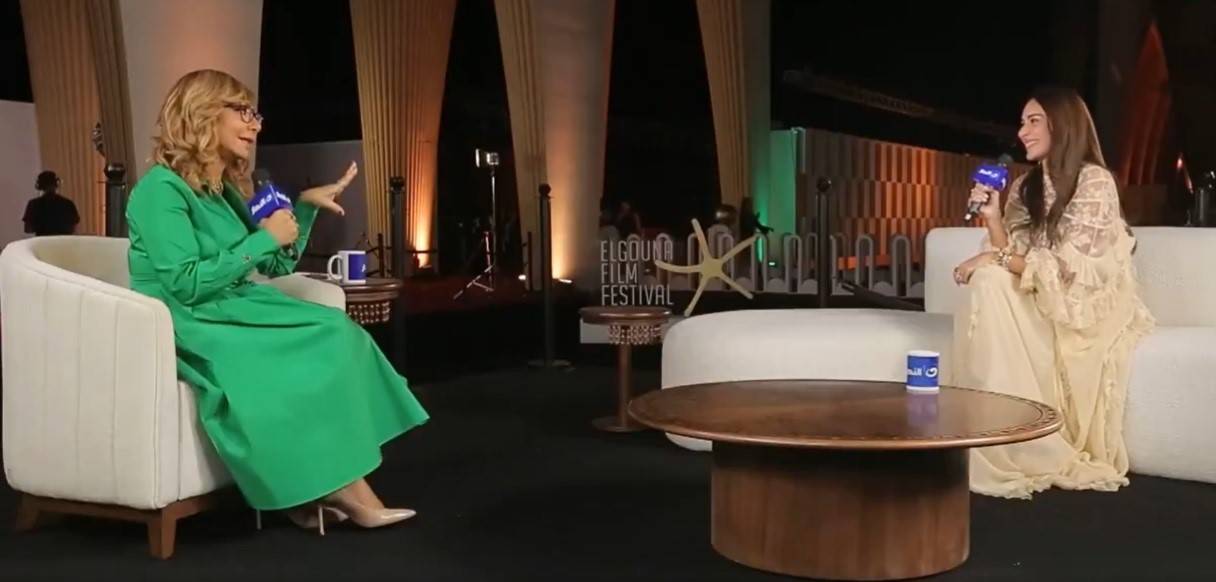 حلق أمينة خليل بمهرجان الجونة 2025 يثير الجدل العارم عقب اندهاش لميس الحديدي 8 حلق أمينة خليل