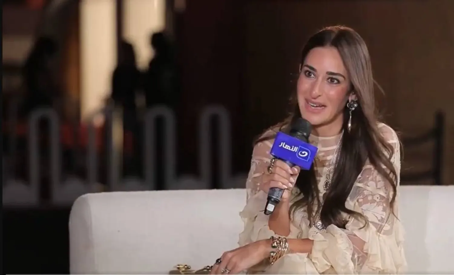 حلق أمينة خليل بمهرجان الجونة 2025 يثير الجدل العارم عقب اندهاش لميس الحديدي 7 حلق أمينة خليل1