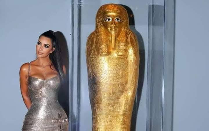 مصر تسترد تابوت ذهبي ثمنه 4 مليون دولار بسبب فستان كيم كارداشيان 2 صورة كيم كارداشيان