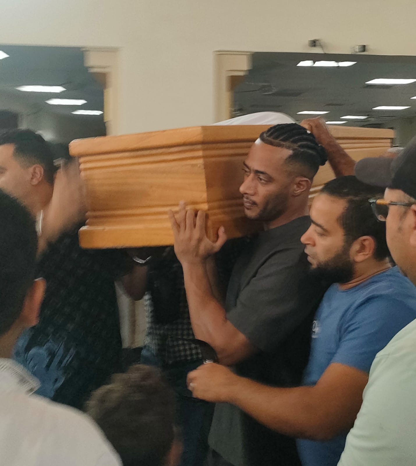 بالصور الفنان محمد رمضان يحمل نعش والده خلال تشييع الجنازة وسط حالة من الحزن الشديدة 3 محمد رمضان يحمل نعش والده