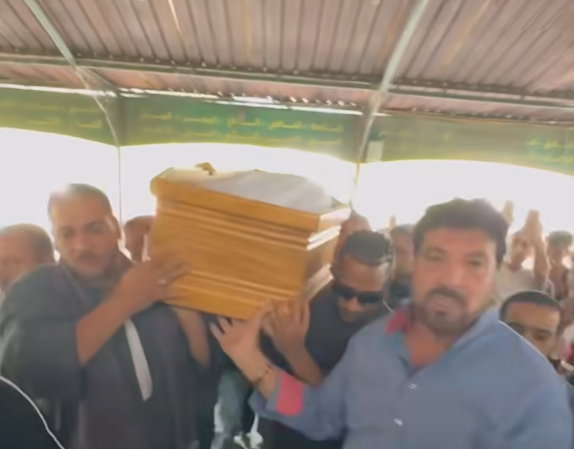 بالصور الفنان محمد رمضان يحمل نعش والده خلال تشييع الجنازة وسط حالة من الحزن الشديدة 4 محمد رمضان يحمل نعش والده