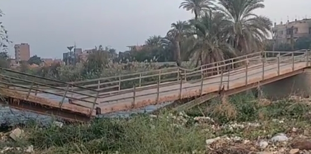 بالصور انهيار كوبري مشاة مهجور بطما سوهاج على ترعة الإبراهيمية 3 انهيار كوبري مشاة