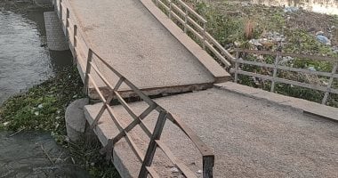 بالصور انهيار كوبري مشاة مهجور بطما سوهاج على ترعة الإبراهيمية 4 انهيار كوبري مشاة