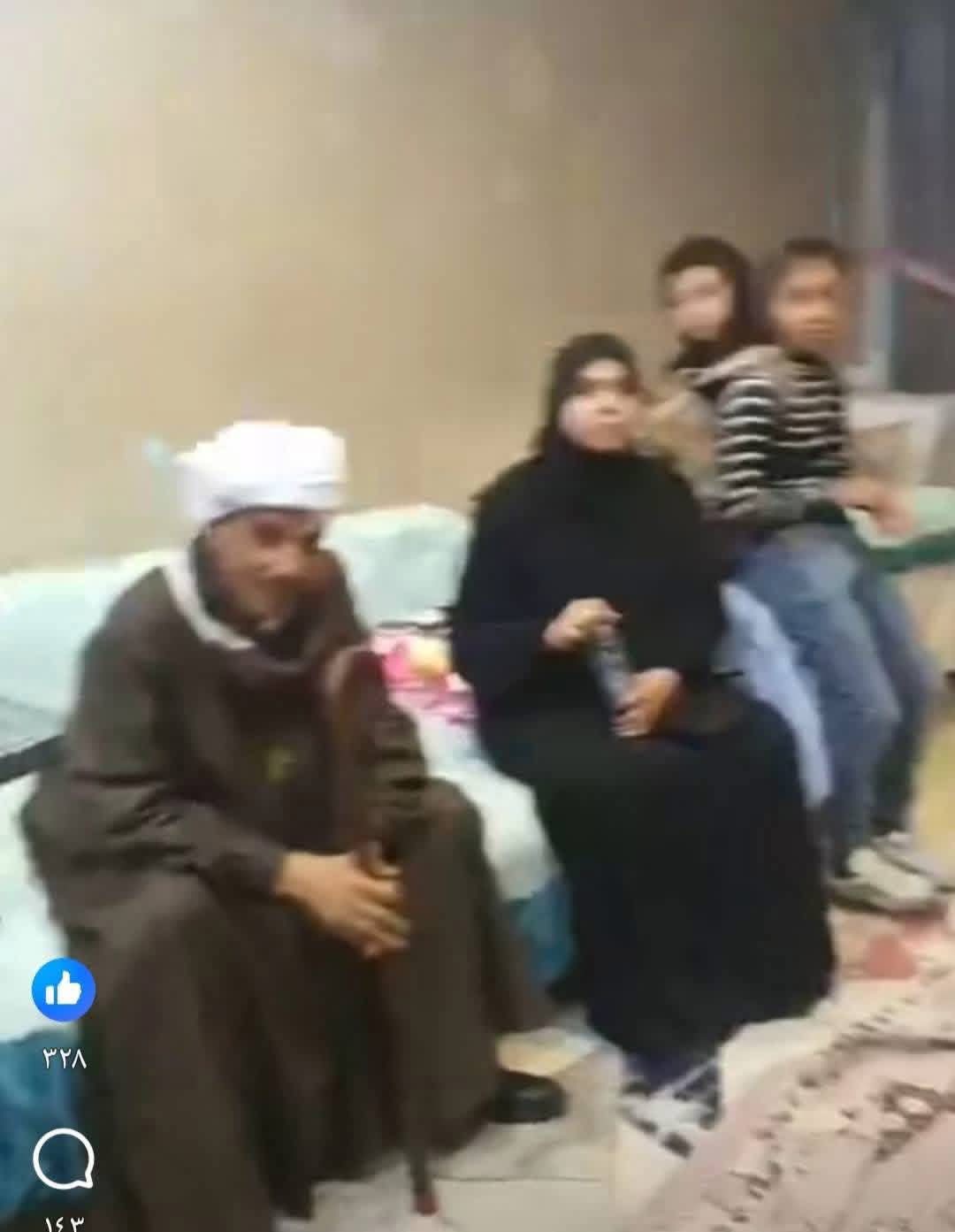 بالفيديو زوج يقتحم شقة تمكين زوجته الأولى ومعه العروسه الجديدة في مشهد أقل ما يقال عنه إنه صادم 3 زوج يقتحم شقة تمكين زوجته الأولى