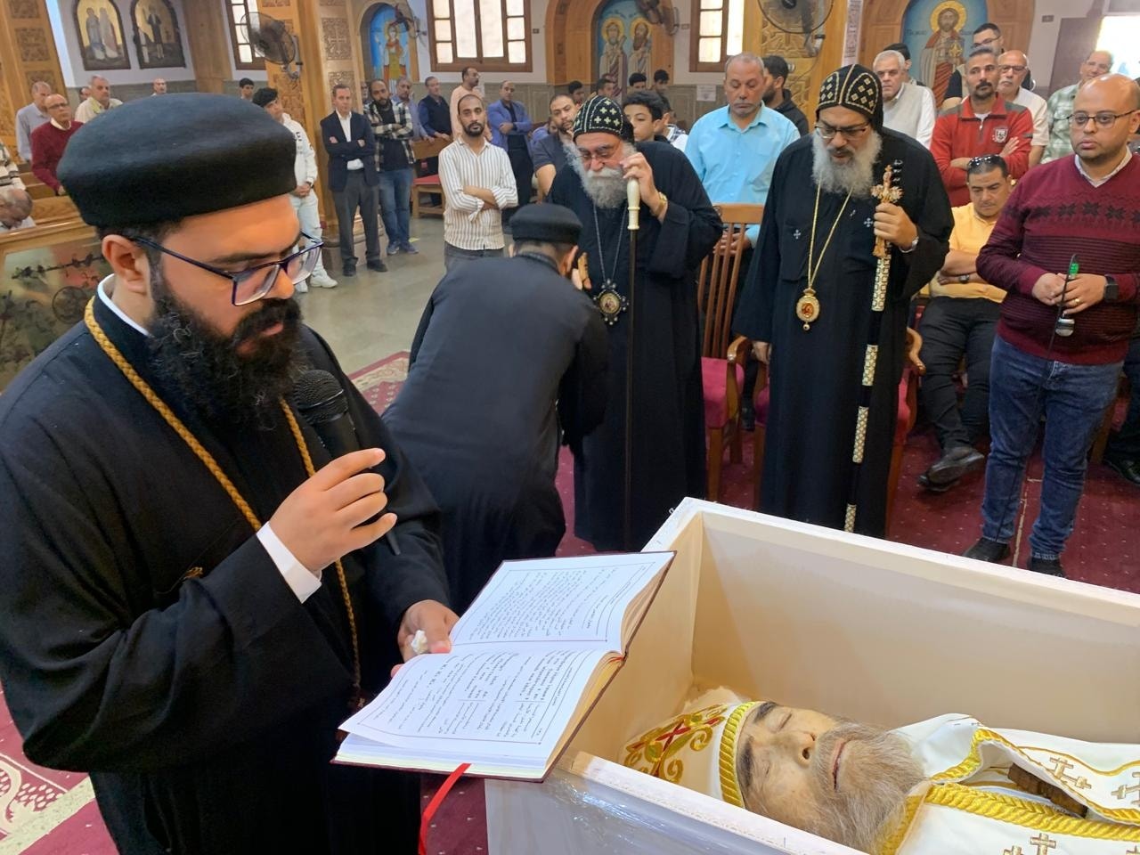 بالصور صلاة جناز القمص توماس كازاناكي ذو الأصول اليابانية والبابا تواضروس الثاني يتقدم بخالص العزاء 4 صلاة جناز القمص توماس كازاناكي