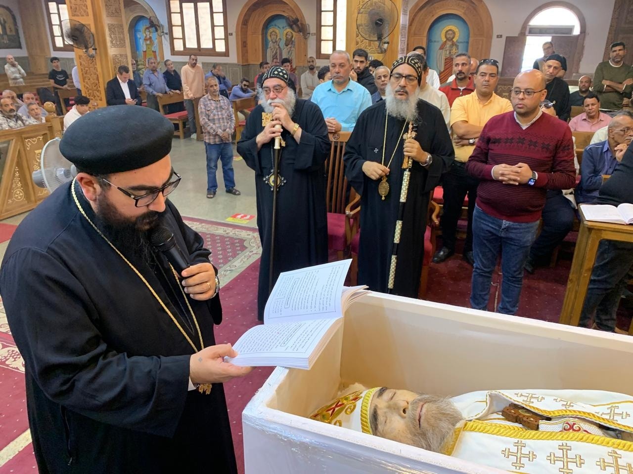 بالصور صلاة جناز القمص توماس كازاناكي ذو الأصول اليابانية والبابا تواضروس الثاني يتقدم بخالص العزاء 5 صلاة جناز القمص توماس كازاناكي