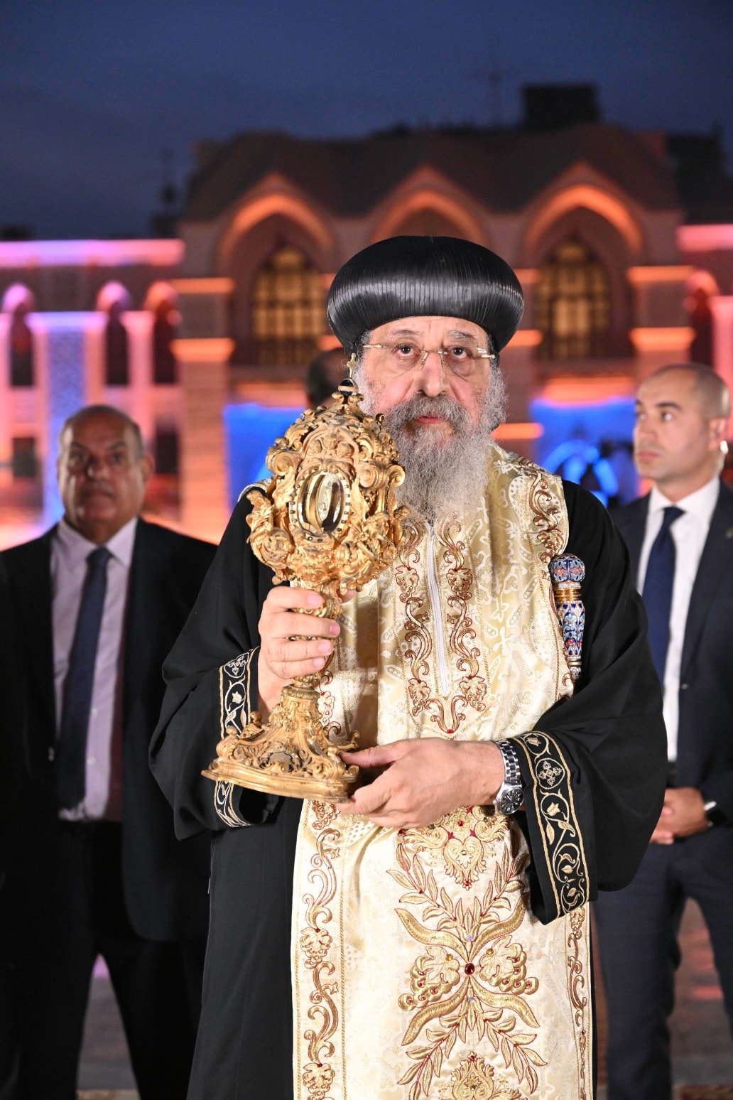 بالصور دخول البابا تواضروس الثاني فى موكب مهيب حاملا رفات حامي الإيمان أثناسيوس الرسولي وتطييب رفات القديس 2 البابا تواضروس الثاني